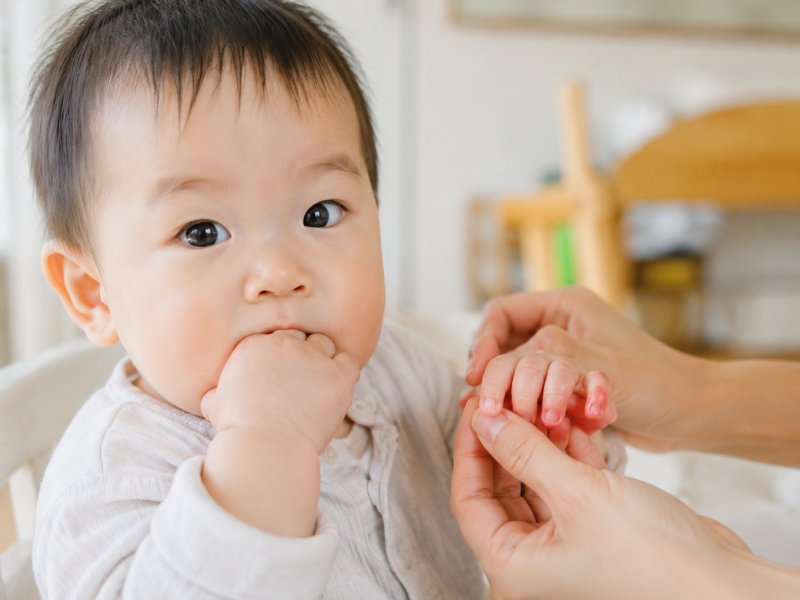 宝宝吃手导致手指红肿怎么办?日常护理该注意什么?