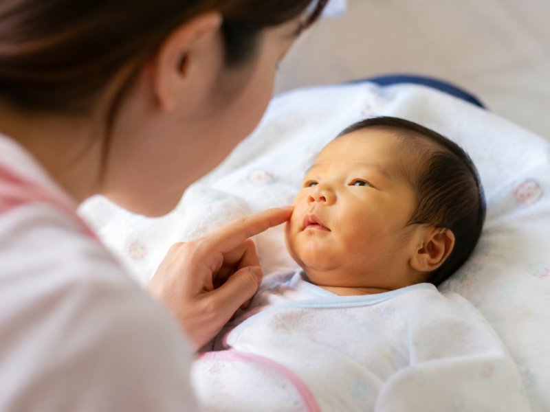 宝宝出现母乳性黄疸的症状有哪些?怎么判断是否正常?