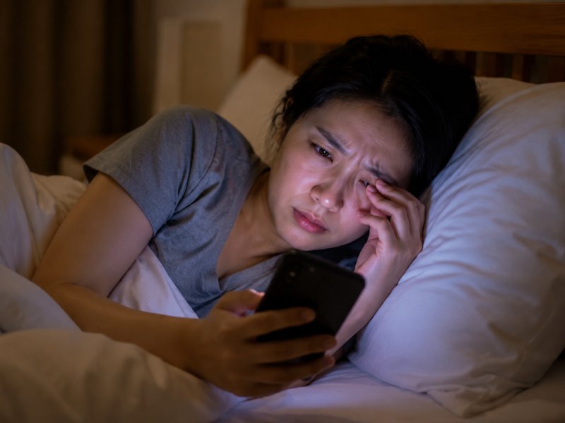 睡前关灯玩手机会不会导致干眼病?出现哪些症状要尽快检查