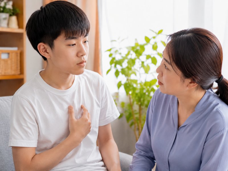 男孩青春期胸部有硬块会不会是发育异常，要不要去医院检查