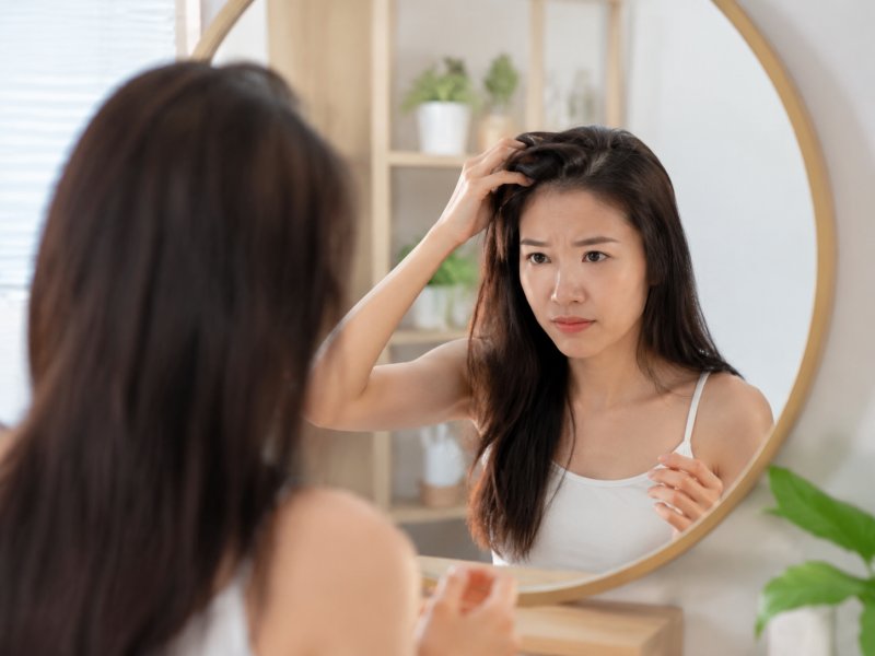 为什么头发扁塌油腻会显老气，日常护理该怎么改善？