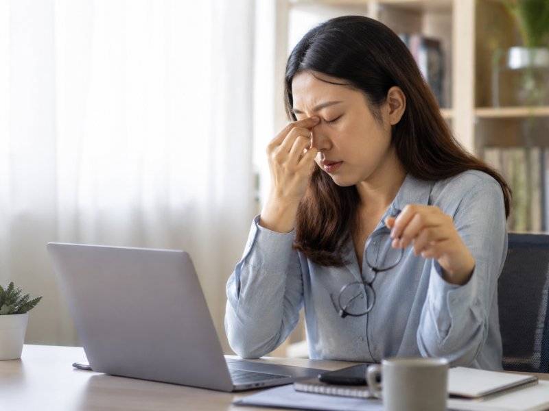 长期对着电脑屏幕,眼睛干涩酸胀怎么办?试试这5个缓解方法