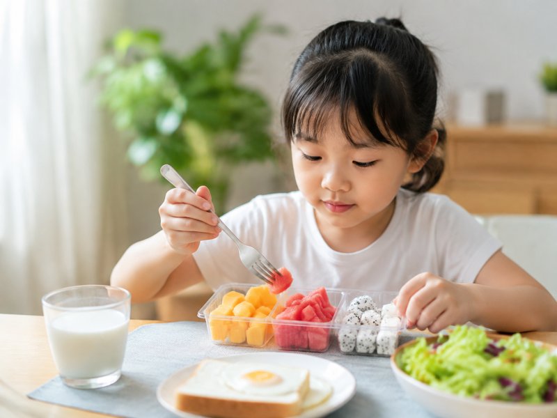 孩子爱吃切开盒装水果,怎么判断有没有泡过药水?家长必看