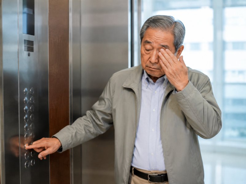 老人在电梯里摸完按钮,又去揉眼睛,接下来怎么护理更稳妥?