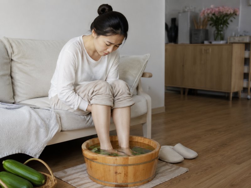 生完孩子后痛经还是没缓解,每天坚持丝瓜水泡脚是否对产后宫寒有帮助?
