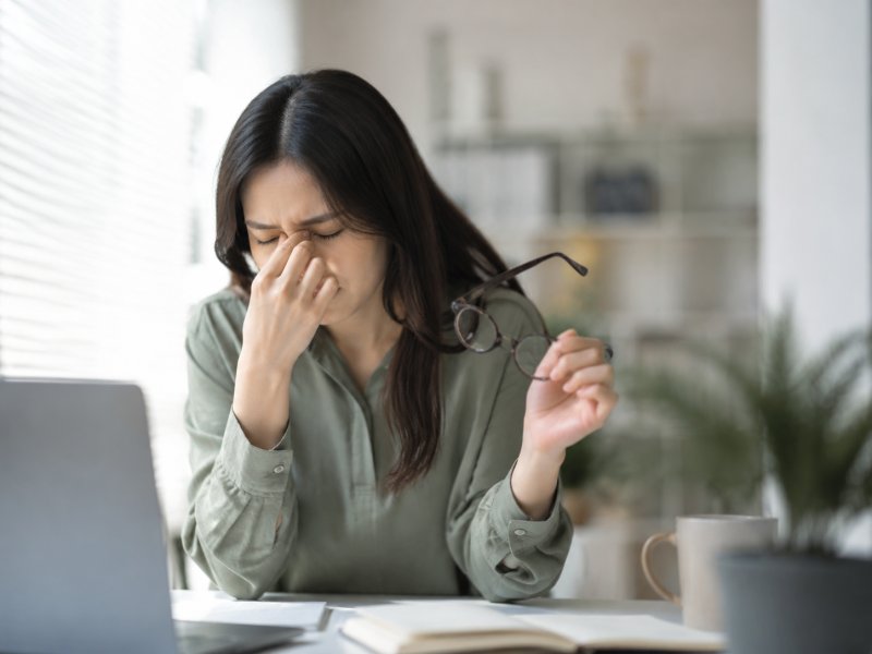 年轻人天天盯屏幕会不会得白内障?高度近视的年轻人该如何定期查眼睛?