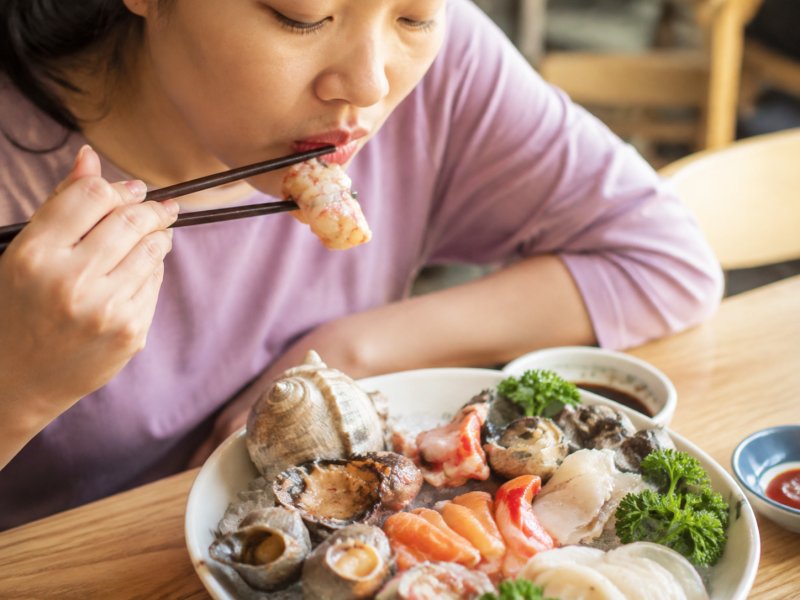 海鲜没煮熟吃了会不会感染寄生虫?出现这3个症状要当心