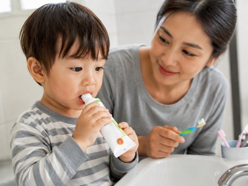 家有爱尝牙膏的孩子，日常护理要不要换无氟品种