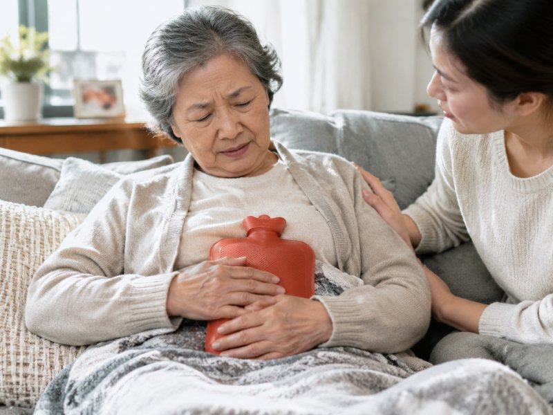 家里老人得了急性胃炎，能不能用热水袋捂肚子，护理上要注意什么