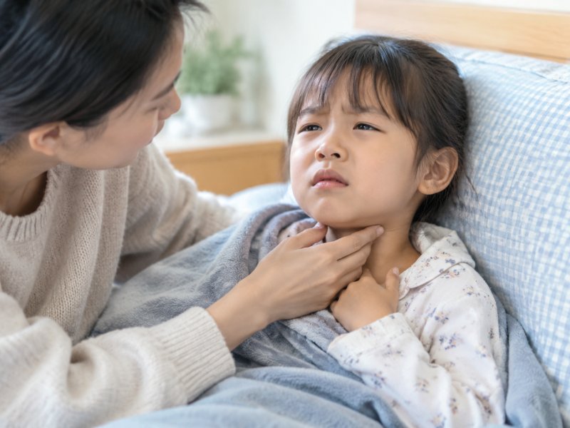 宝宝嗓子疼到脖子不敢动,这种情况要不要马上带去医院检查