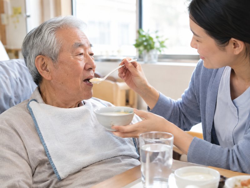 老人颌骨骨折后吃饭喝水要注意什么？流食要喂多久