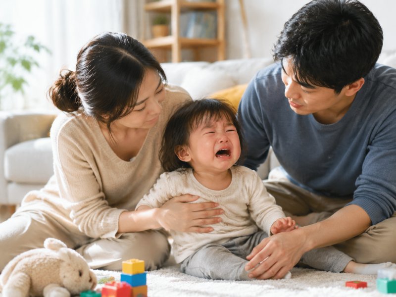 为什么爸妈齐上阵养孩子，孩子反而更爱哭闹？背后原因别忽略