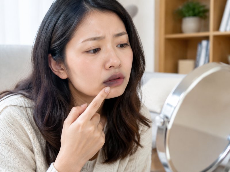 嘴唇越变越黑是什么原因造成的，要不要先去医院查一查