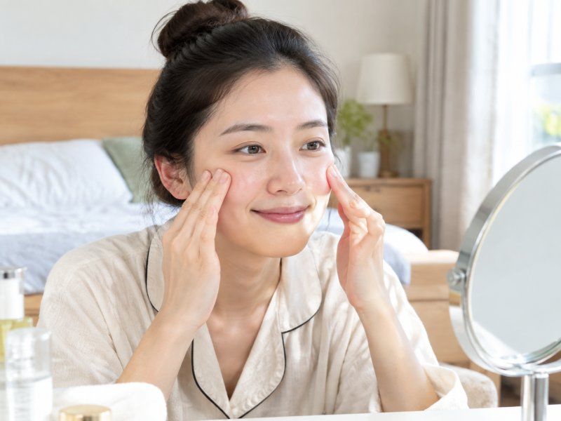 早上起床脸浮肿怎么办?秋季试试这3个按摩手法