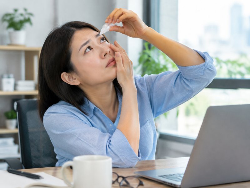 每天盯屏幕的上班族眼药水越用越干涩，用什么护理方法帮泪膜恢复才管用