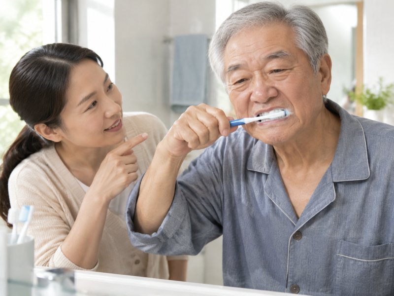家里老人刷牙爱使劲横向拉,怎么纠正这个伤牙习惯