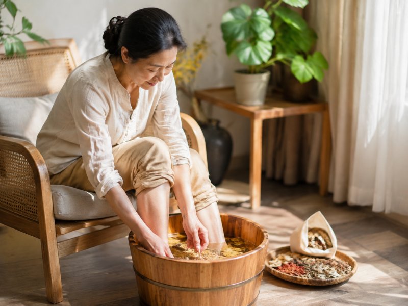 化疗后手脚麻木刺痛用中药泡洗能不能缓解，平时要注意什么