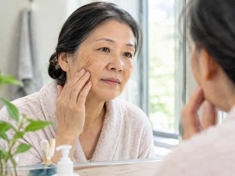 老人脸上黑子日常护理需要注意啥?洗脸搓脸会不会让黑子变严重
