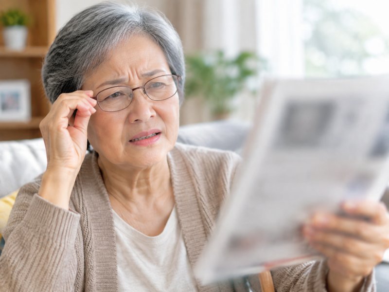 眼睛看东西模糊发白,是不是白内障?怎么自己判断要不要去医院?