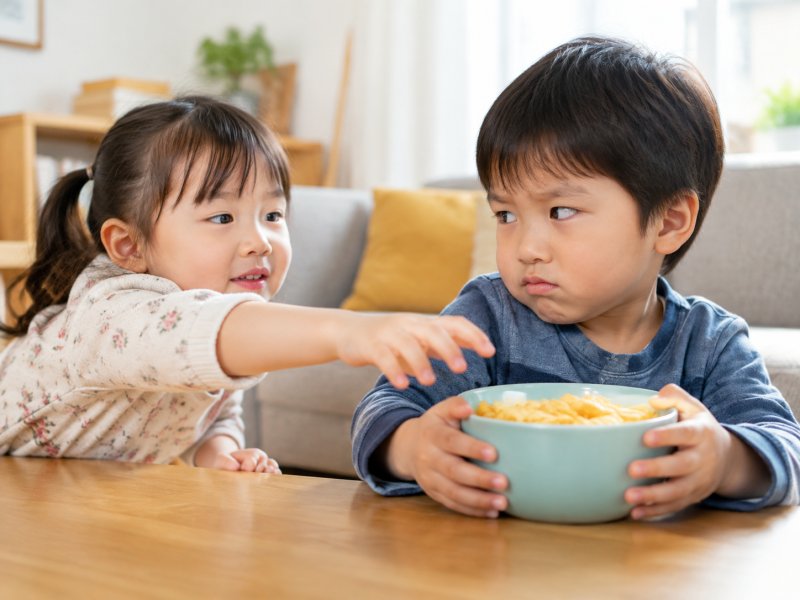 从眼馋到抢东西只差一步,如何预防宝宝养成霸道任性的坏习惯