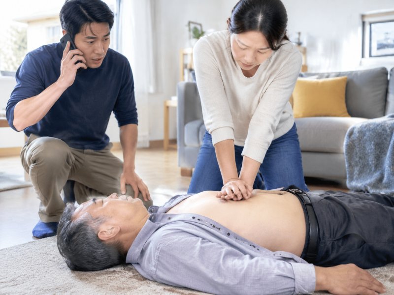 家里有人突发心梗心脏骤停要怎么急救？黄金4分钟具体怎么做