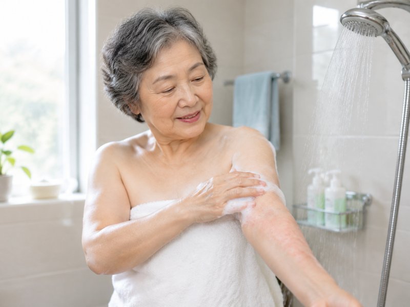 老人得了湿疹能不能用热水烫洗?正确洗澡要注意什么?