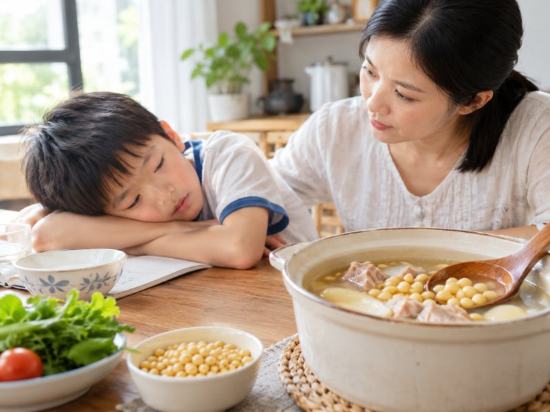 孩子夏天没精神总想睡,用黄豆煲汤要注意什么