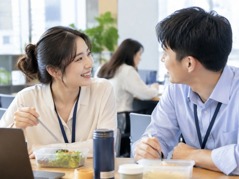 单位里女性饭搭子比好兄弟更懂职场情绪，内向男人要不要试着找女同事聊聊
