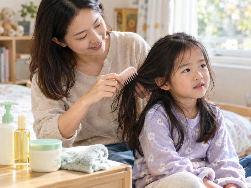 孩子换季时头发打结难梳,家长该如何选择温和护理品?