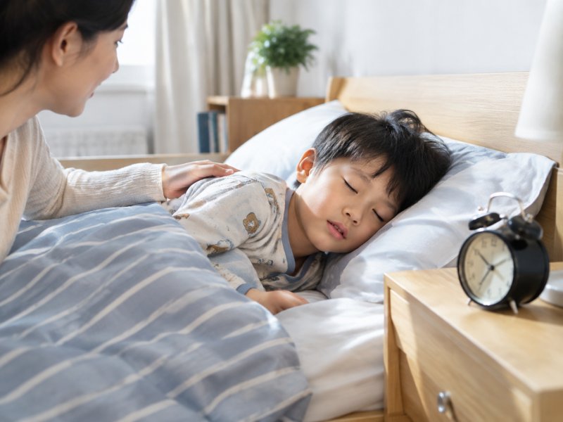 孩子白天不尿床晚上却总醒不来?是什么原因,能不能用闹钟叫醒