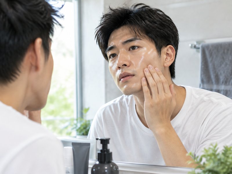 男士脸上出油多是什么原因?日常护理怎么做才能减少冒痘