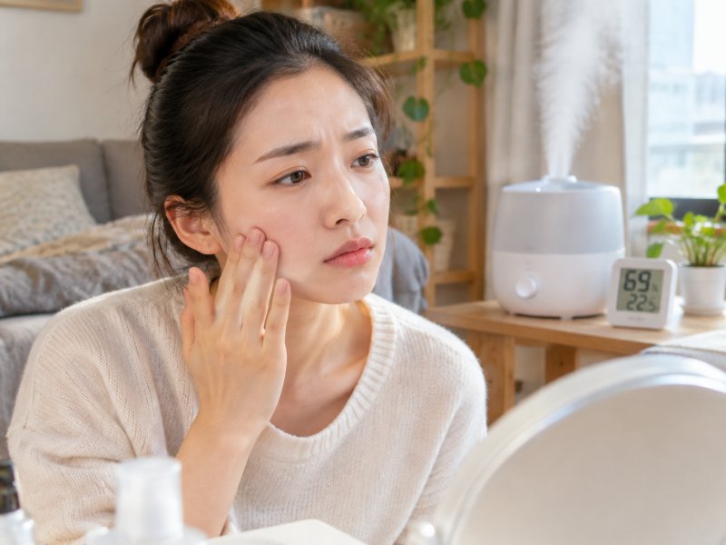 屋里湿度都快70%了,为什么脸上还觉得干紧绷,是不是保湿没做对?