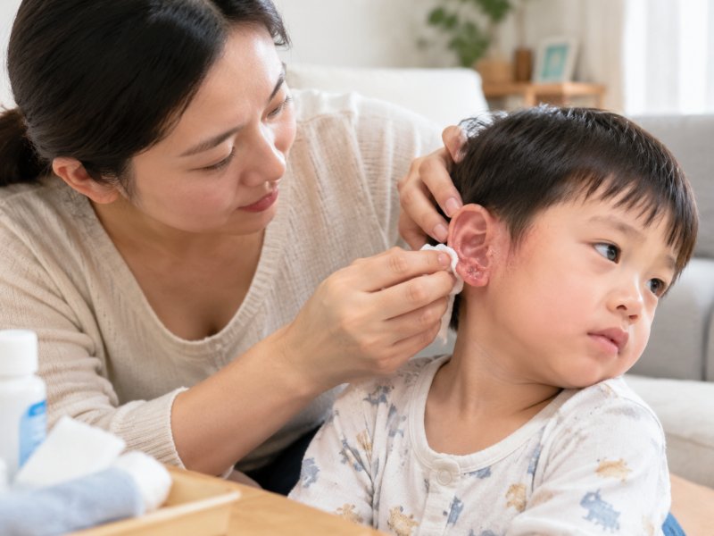 宝宝外耳湿疹反复流水结痂,家长在家怎么正确护理不加重?