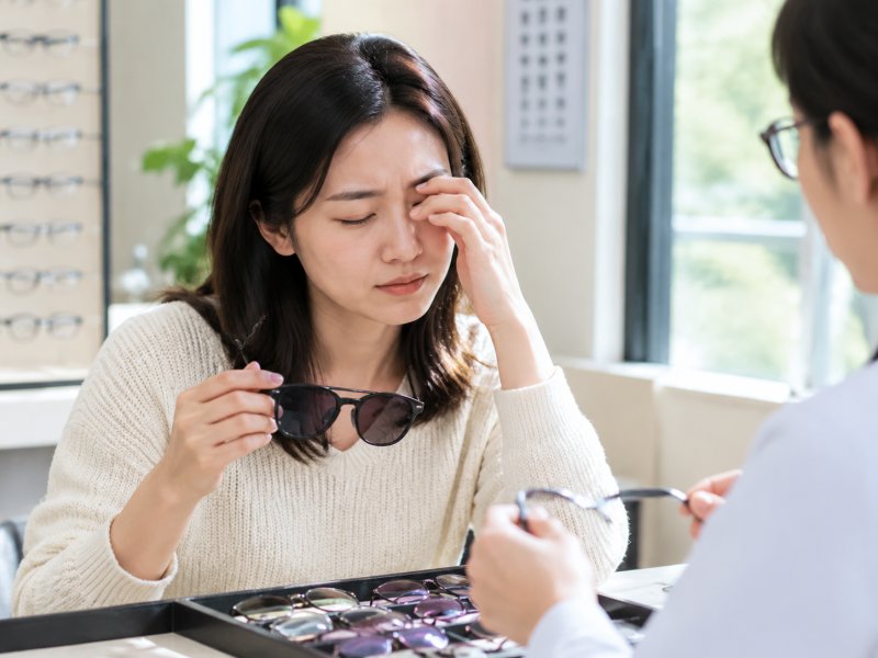 眼睛干涩畏光的人要不要戴有色近视镜?有哪些注意事项