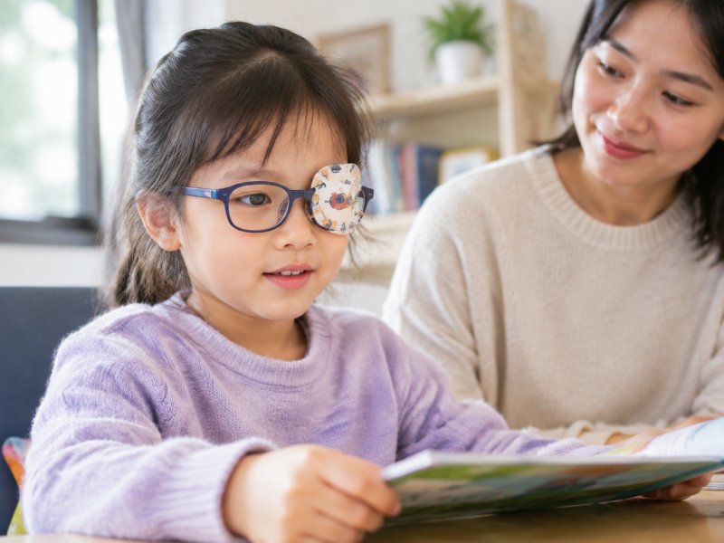 孩子配了调节性内斜视眼镜，需要遮盖好眼吗？什么时候可以摘镜