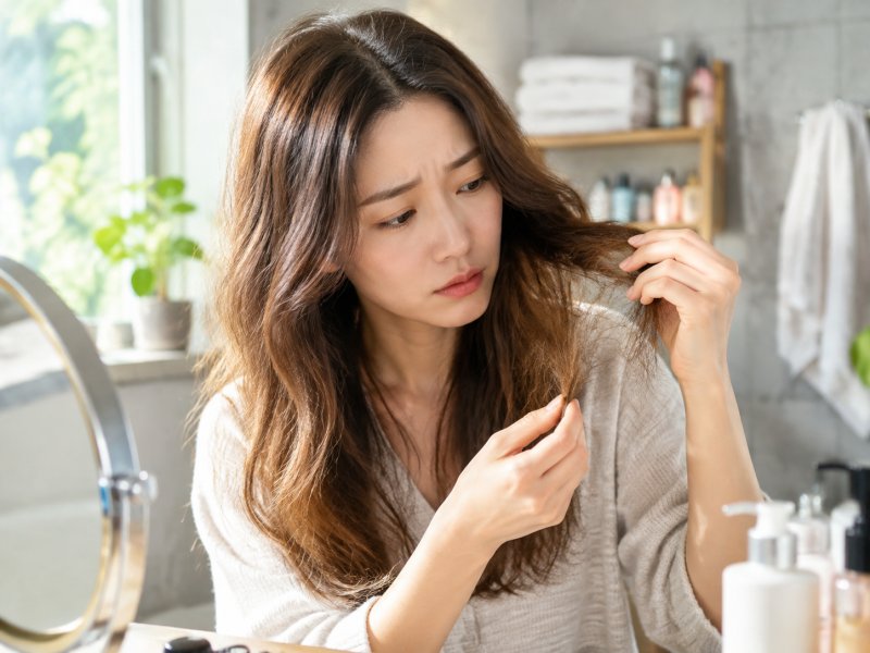 经常烫染后头发变得又干又脆,是什么原因导致的?还能不能恢复正常弹性?