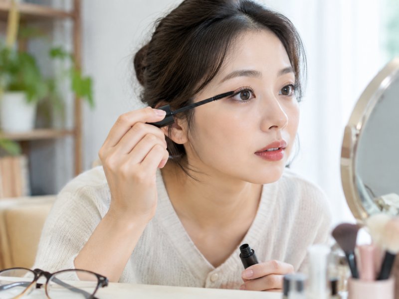 近视的人化妆时眼睛容易干涩是什么原因，能不能用睫毛膏