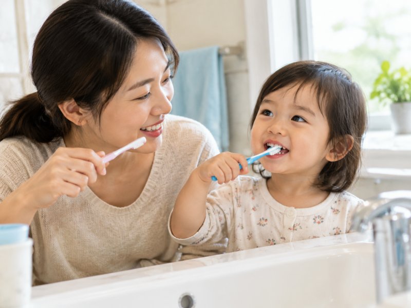孩子两岁就开始刷牙,会不会太早伤害牙床?听听医生怎么说