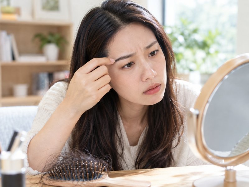 眉毛总是掉是什么原因引起的?每天掉多少根算正常要不要管