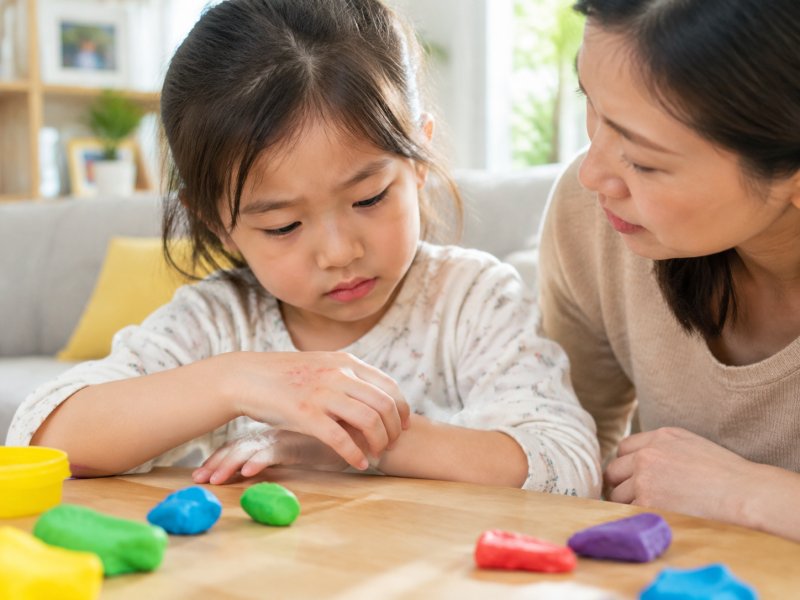 孩子玩橡皮泥后手背起了小疙瘩,是接触性皮炎吗?该怎么护理?