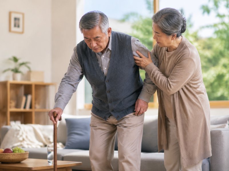 家里老人得了骨质疏松,平时护理要注意什么?能不能多走动?
