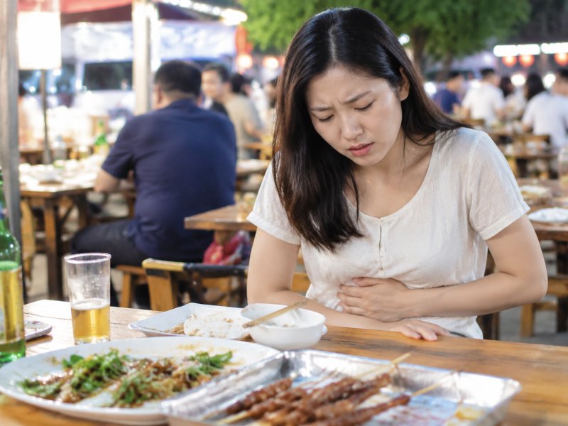 夏季吃夜排档后胃胀反酸是什么原因？要不要吃胃药？多久能缓解