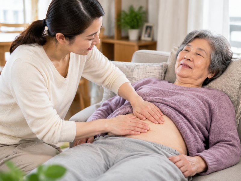 老人消化差总说肚子堵,作为子女该怎么帮他们做腹部按摩