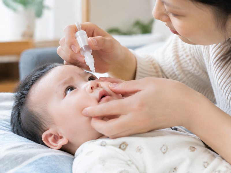 给先天性青光眼宝宝点眼药水，能不能用日常护理替代？