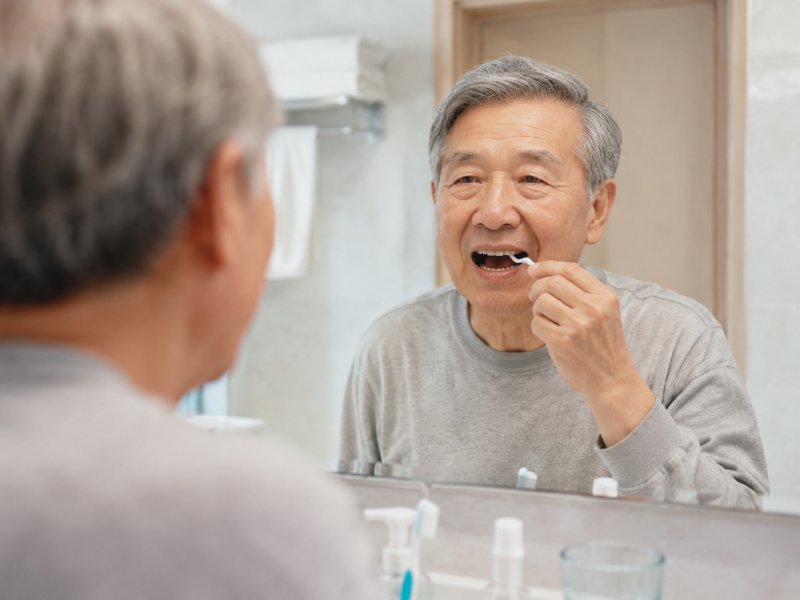 老人家镶完牙牙龈总爱发炎,日常该怎么帮他做好清洁?